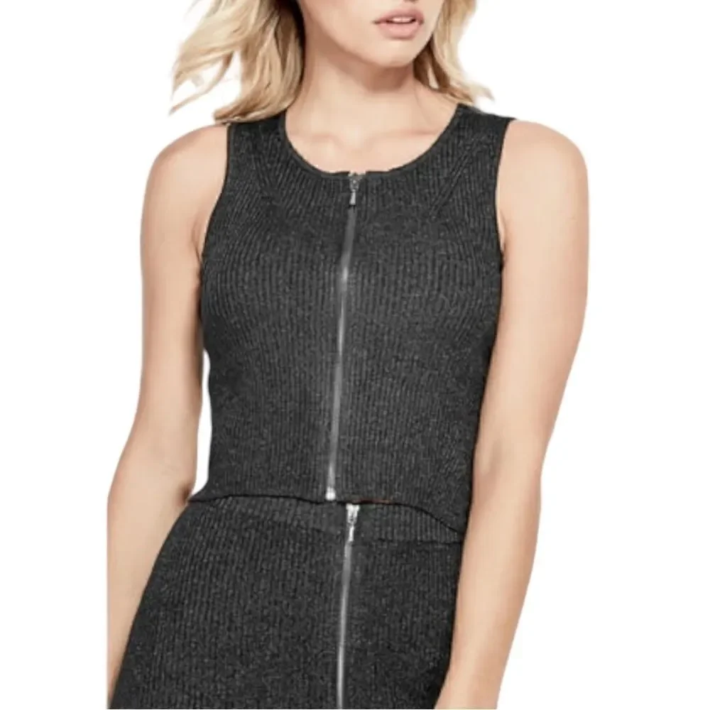 GUESS Los Angeles Front Zipper Ribbed Sweater Top in the Size Medium